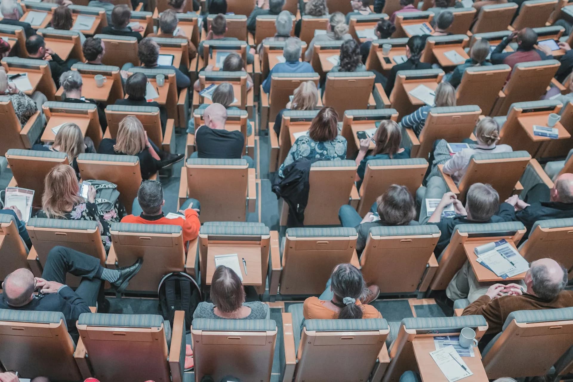 Un amphithéâtre pendant une conférence