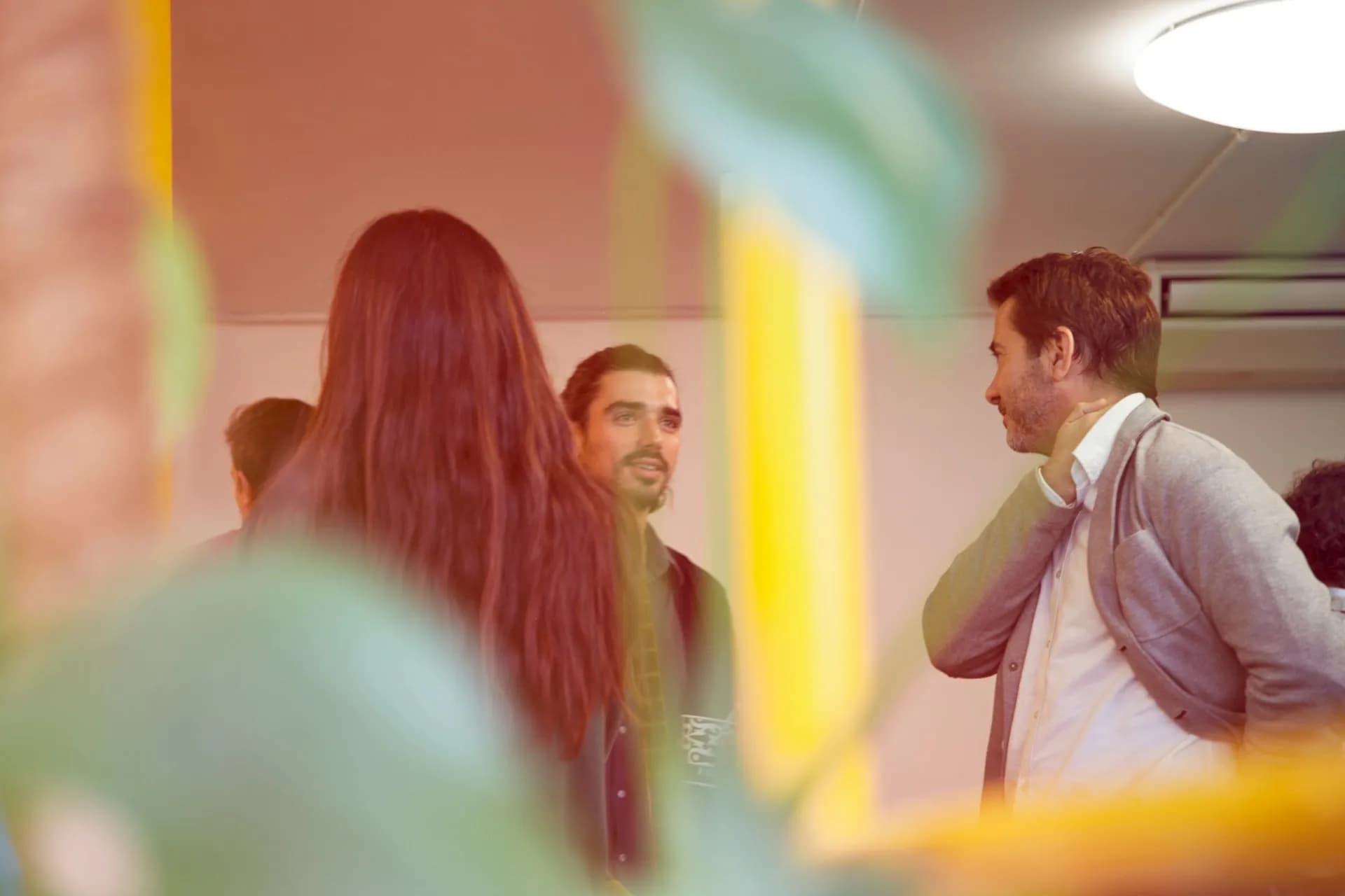 Des membres en discussion pendant un événement du groupement